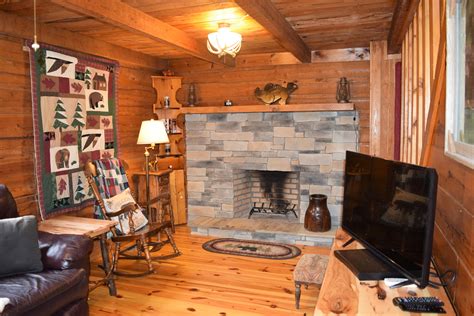 Situated in townsend, this golf cabin is 1 mi (1.6 km) from tuckaleechee caverns and within 6 mi (10 km) of the little river railroad and lumber company museum. River Dreaming: Townsend 2 Bedroom 1 Full Bathroom Cabin ...