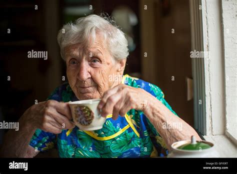 Anciana Anciana Anciana Manos Fotografías E Imágenes De Alta Resolución