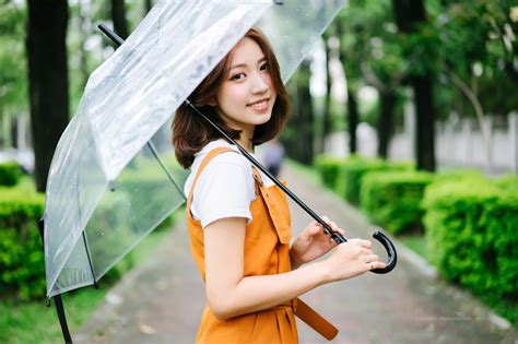 デスクトップ壁紙 アジア人 屋外の女性 ブルネット モデル ビューアを見て オーバーオール 木 笑う 傘 側面図