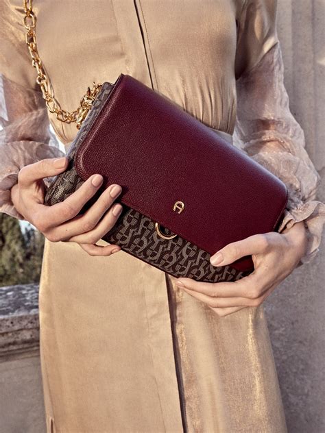 Maybe you would like to learn more about one of these? Koleksi Spring / Summer 2020 Aigner, Sisi Klasik Dalam ...