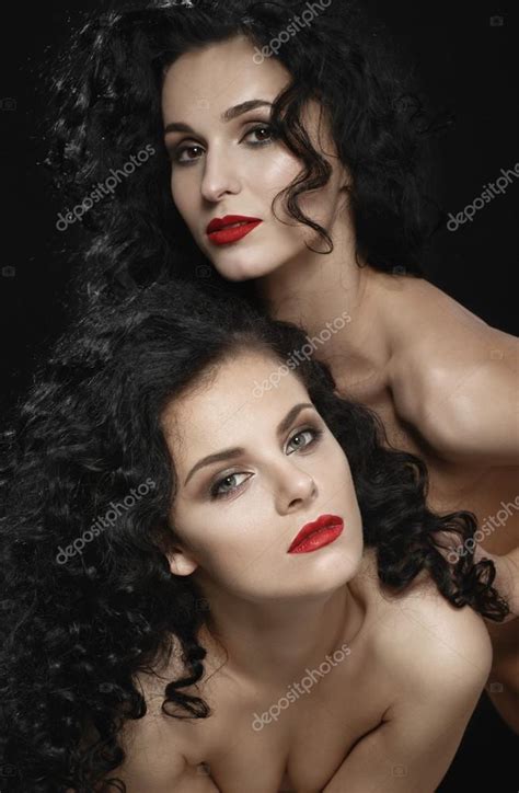Dos morenas desnudas Lesbianas juegos de amor fotografía de stock fotoatelie
