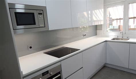 Echa un vistazo a los muebles de cocina y a los muebles de salón de ikea, porque por muy poco dinero. Muebles de cocina en blanco y frente de cristal, brillante ...