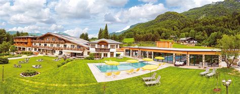 Dort erwarten sie sonnenliegen, sonnenschirme, umkleidekabine, sup's und ein tretboot, welche ihnen kostenlos zur verfügung stehen. Vitalhotel Wolfgangsee | RELAX Guide St. Wolfgang