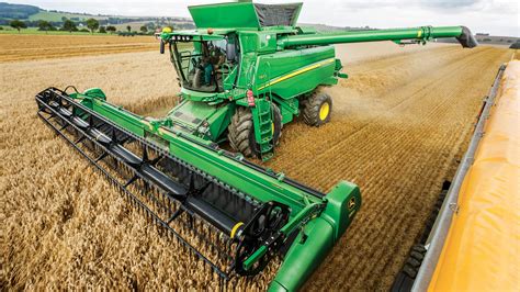 Four Combin Four John Deere S Combines Harvesting Corn John Deere