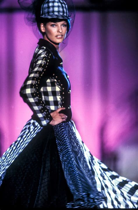 Linda Evangelista Atelier Versace Couture Runway Show Fw 1992