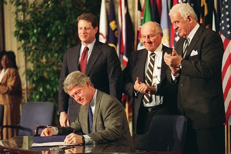 Clinton Firma Il Nafta In Legge 8 Dicembre 1993 Politico