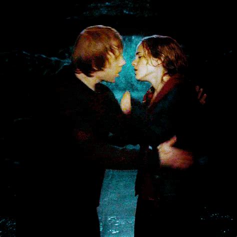 Ron And Hermione Kiss During ‘deathly Hallows — Harry Potter Fan Zone