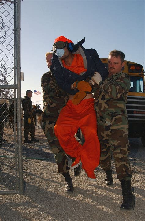Las Fotos Secretas Del Pentágono De Los Primeros Prisioneros En La Bahía De Guantánamo Somos
