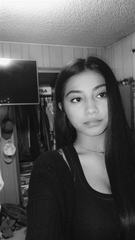 Pin By Pinner On Meig Mirror Selfie Girl Hispanic Girls Girl Photo