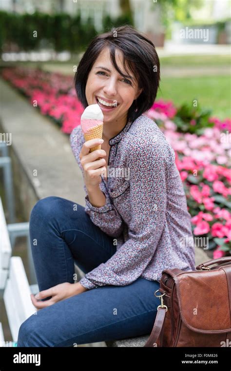 People Sitting On Bench Eating Hi Res Stock Photography And Images Alamy