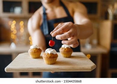 Naked Man Apron Cooking Dessert On Foto Stock Editar Agora