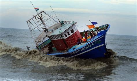 Photos, videos of damage by cyclonic storm in kerala, tamil nadu. Cyclone Ockhi: 102 Kerala fishermen yet to return home ...