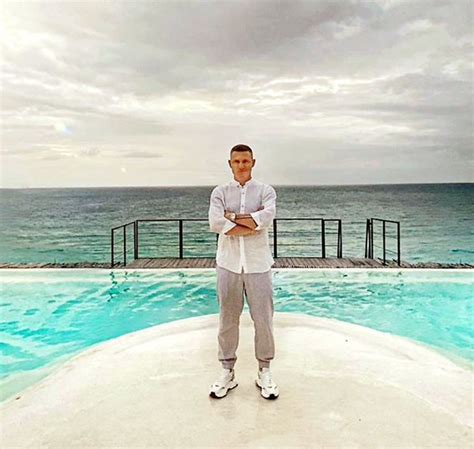 Сергея Лазарева застукали на Бали в компании Алекса Малиновского фото Экспресс газета
