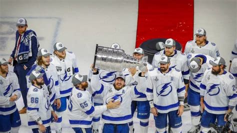 Das große tampa bay lightning teamlogo auf der vorderseite ist hochwertig aufgenäht. Tampa Bay remporte sa 2ème Coupe Stanley de hockey sur ...