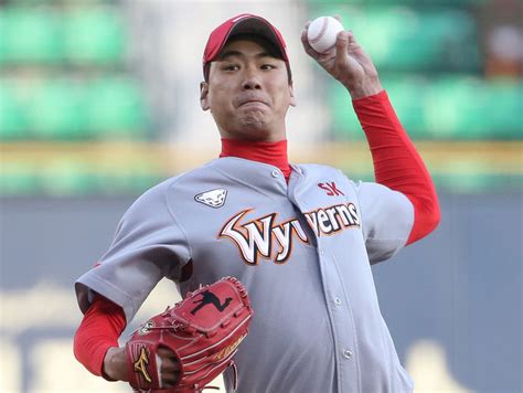 13년지기 친구를 만나 토크가 터졌다! 구속 실화냐? 2019시즌 김광현 업그레이드 고속 슬라이더.gif | 1boon