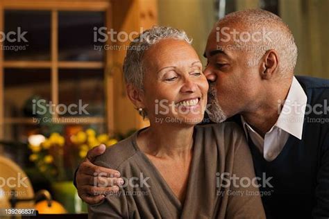 Photo Libre De Droit De Mature Couple Embrasser Banque Dimages Et Plus