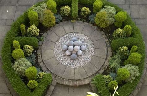 Creating A Formal Flower Bed In Your Garden Circular Garden Design