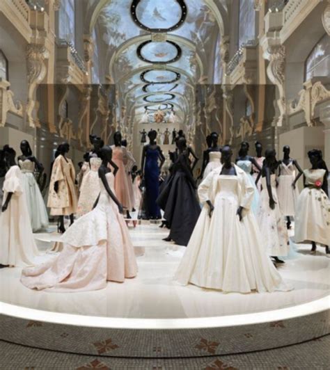 Découvrez l exposition Christian Dior couturier du rêve depuis chez