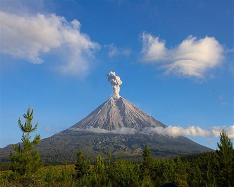 Semeru Gunung Semeru Dan Gunung Ili Lewotolok Dalam Rangkaian Foto