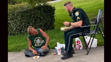 Photo Of Florida Sheriff S Deputy Eating Lunch With Homeless Man Goes Viral Fox News