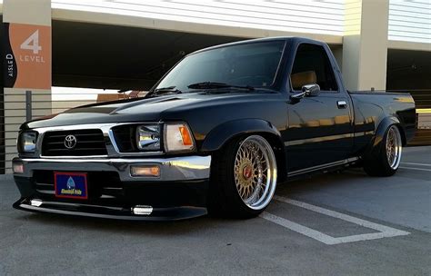 Slammed 93 Toyota Pickup