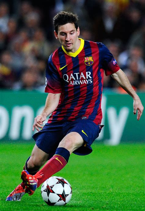 The argentine has an estimated net worth of £800 million. Lionel Messi Age / Lionel Messi Bio Age Height Net Worth ...