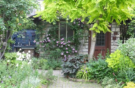 カメラマンが訪ねた感動の花の庭。緑が美しい大人シックの庭 福島・小泉邸 Gardenstory ガーデンストーリー Little
