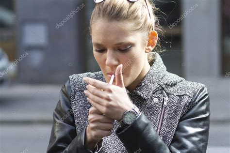 Linda Mulher Fuma Um Cigarro Na Rua — Fotografias De Stock © Patrisyu 35797937