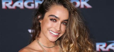 Sommer Ray Sizzles In Tiny Crop Top And Jeans While Horsin Around