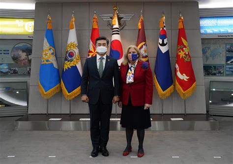 May 20, 2021 · 해군 08군번인데 요즘도 청해부대 다녀오면 돈 많이받는지 급 궁금하긴하네 시즨핑모텍동 2021.05.21 07:06 저러다 배위에서 물고기밥 되면 어쩌려고 자신감있게 저러는거임? 서욱 주한 EU대사 접견…청해부대 대해적작전 협력 등 논의 ...
