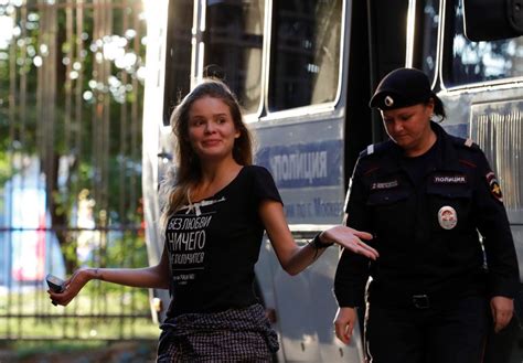 Pussy Riot Activisten Die Wk Finale Verstoorden Plots Vrijgelaten In Rusland Buitenland