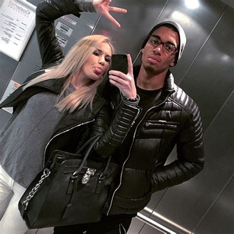 Sie könnte spielerfrau beim fc bayern münchen werden, bevorzugt aber england. perfect