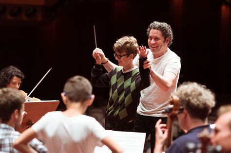He is the music director of the orquesta sinfónica simón bolívar and the los angeles philharmonic. Gustavo Dudamel on Twitter: "Recientemente tuve el inmenso ...