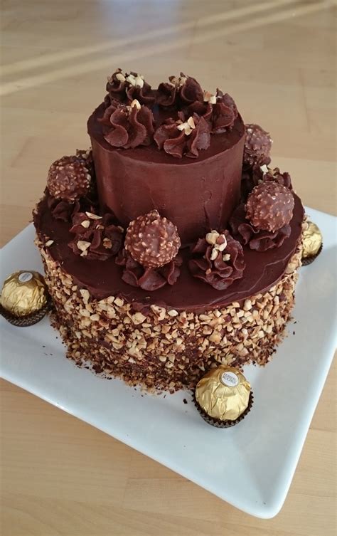 „es gibt durchaus wissenschaftliche studien, die festgestellt haben, dass inhaltsstoffe von schokolade sich positiv auf die geistige leistungsfähigkeit. Alles Walzer! - Nuss-Nougat Torte mit Rocher Pralinen ...
