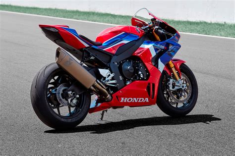 Модель спортивного мотоцикла honda cbr1000rr fireblade появилась на рынке в 2004 году, придя на смену honda cbr954rr fireblade. Honda CBR 1000 RR-R Fireblade 2020 | Club del Motorista KMCero