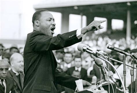 martin luther king jr delivers his i have a dream speech at the lincoln memorial in