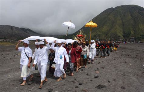 Indonesiaculture Yadnya Kasada Kasada Ceremony At The Peak Of Mount