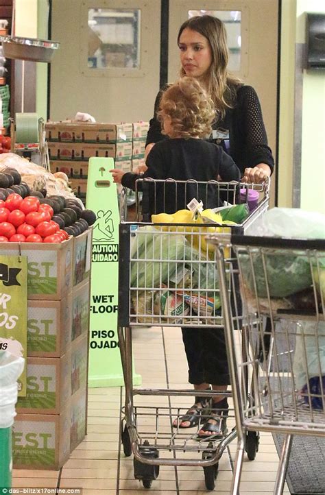 Jessica Alba Goes On A Supermarket Sweep With Adorable Daughter Haven In Beverly Hills Daily