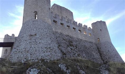 O castelo de Rocca Calascio a magnífica mansão entre as mais altas da Itália italiani it