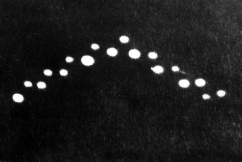 Hämta den här solförmörkelse vektorillustrationen nu. Hemma hos UFO Sverige