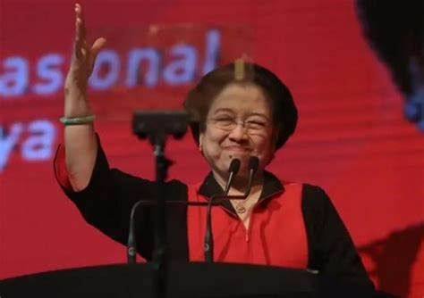 Megawati sendiri dibesarkan dalam suasana keistanaan karena saat itu soekarno sedang menjabat sebagai. Memotret Kepemimpinan Karismatik Presiden Megawati ...
