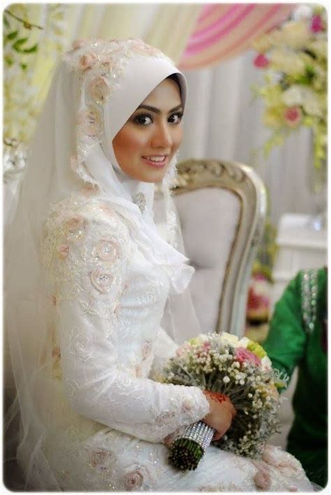 Gaun pengantin muslimah berwarna putih cocok digunakan untuk hari pernikahan yang sakral. Menikah dibalut kesederhanaan gaun putih, apalagi dengan hijab syar'i. Berani tampil beda | Gaun ...
