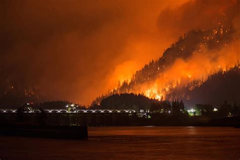 Eagle Creek Fire Explodes Forces Evacuations I 84 Closed Multnomah