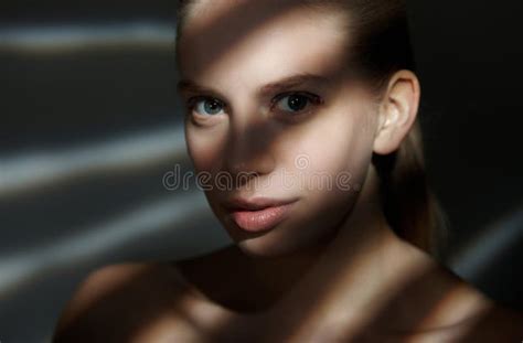 Donna Bionda Pelosa Con Le Labbra Rosse Fotografia Stock Immagine Di Magnifico Ragazza
