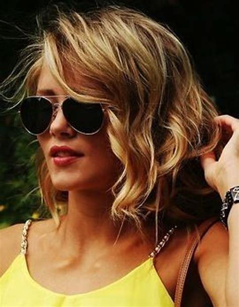 Carré plongeant cheveux bouclés  Les plus jolis carrés plongeants  Elle