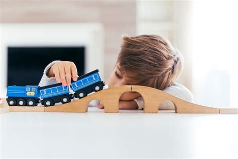 Niño Jugando Con Tren De Juguete Foto Gratis