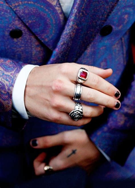 Web dedicada al nail art, el arte de pintar y decorar las uñas. Pin de Abril Ariel Haro en Harry Edward Styles | Manos de ...