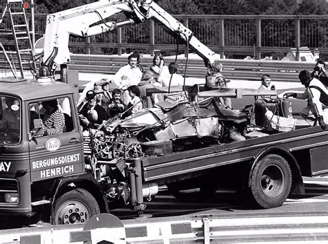 Ein mopedlenker geriet unter die räder eines lastkraftwagens, der. Niki Laudas Feuer-Unfall: Blackout war enorm wichtig - Formel1.de-F1-News
