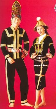 Perhiasan dan sulaman pada pakaian tradisi kadazan adalah sederhana berbeza dengan etnik lain. Sabah - Pakaian Tradisional Kaum-Kaum Di Malaysia