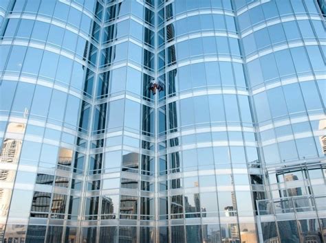 The building is 2,217 ft tall and features 28,261 glass panels on its exterior. EN IMAGES. Focus sur Alain Robert, le "Spider-Man" français